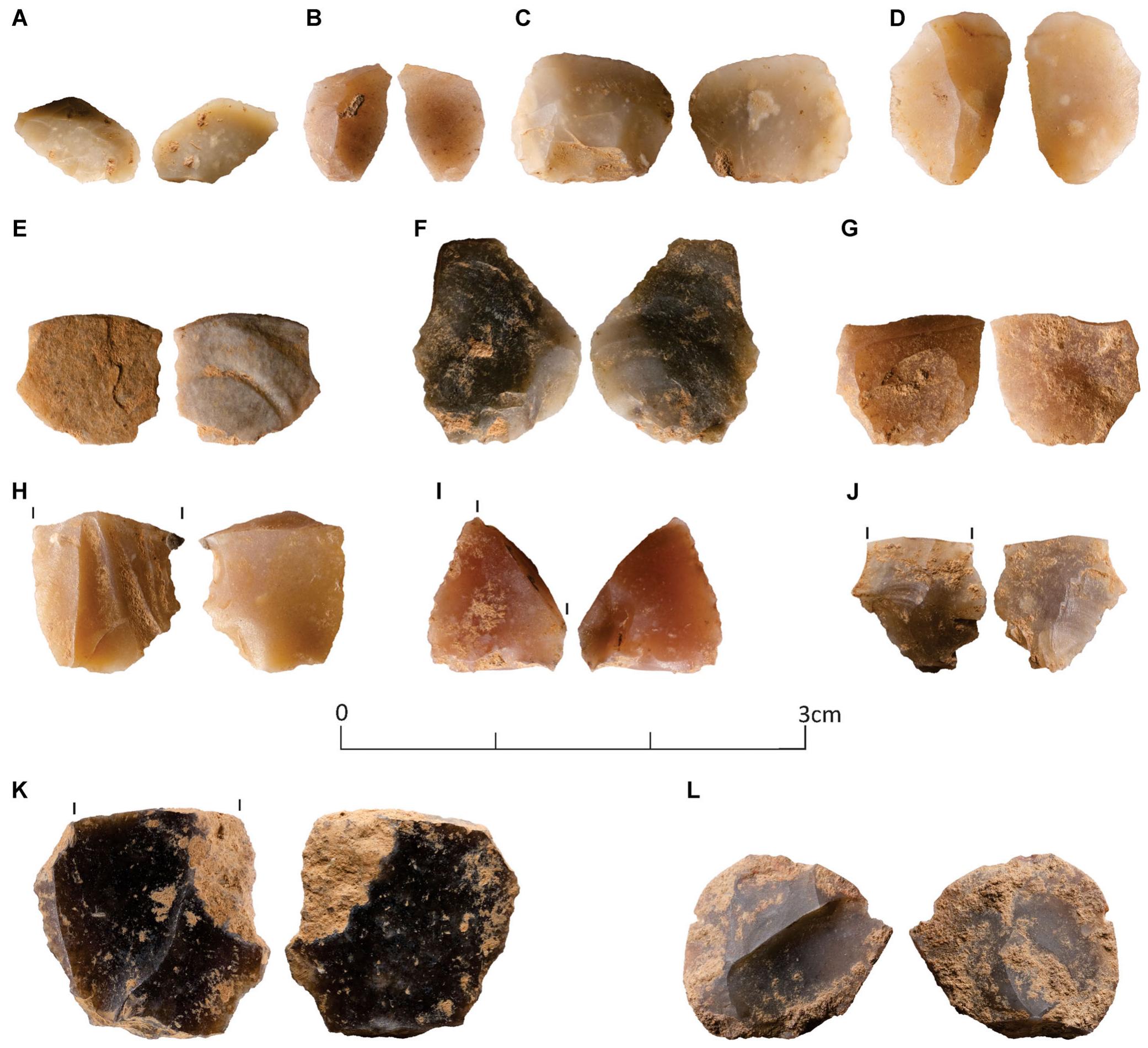 ‘igure 6. Flakelets (A-G, L) and fragmented flakes (H-K). Note the small size and the absence of a standardization in the shapes. Blanks produce: yy the bipolar technique on an anvil (B, D, E, F, H, I, J). Note that J has very similar ventral and dorsal face of the flake; E, F and H have ripple marks ind E, F and J have flat or smashed bulbs. [Color figure can be viewed at wileyonlinelibrary.com].  The other transversal scraper (R54 — Fig. 10B) shows unclear traces on the retouched edge. The remaining four pieces did not reveal any traces at all.  scattered distribution of pieces based on size and presents the most significant variety of raw material, i.e. mainly chert, but there is also a flake made in jasper and three pieces made in siliceous limestone. SU 17 is the one that has the most even distribution of items based on their dimensions, most of its blanks are flakelets and it is where the cores were found (Fig. 9). These three SUs represent an occupation 