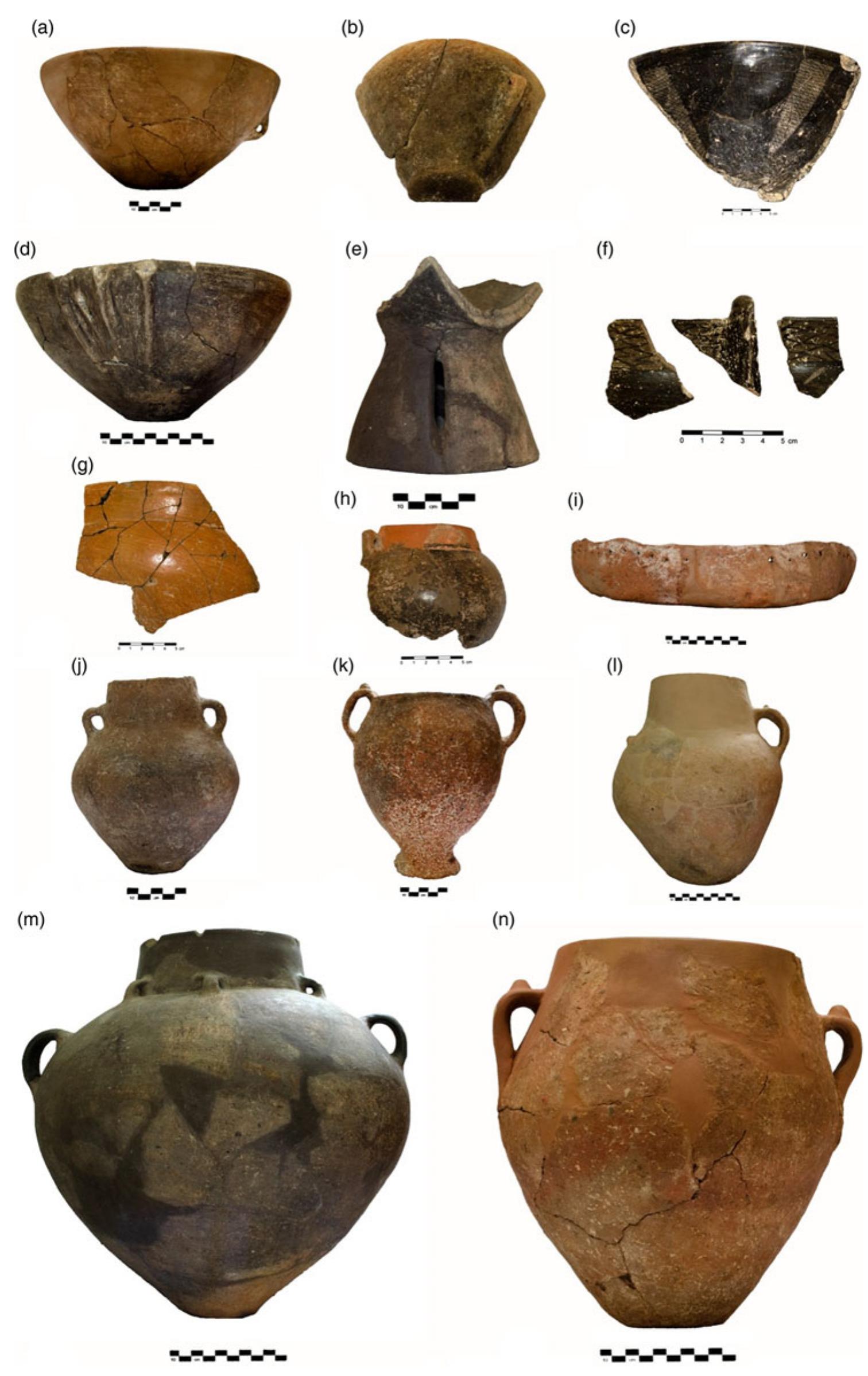 Fig. 4. Representative ceramic types of Phase Tigani III (cf. Felsch 1988, pls 24:1,4, 27:1-2,4, 29:5, 30:2—4, 31:36, 33:1-2,4, 36:1—2,10, 37:6—7). (a) Conical bowl (cf. KT 15/25); (b) Conical bowl/cup (KT15/20); (c) Bowl with pattern-burnished decoration (KT15/24); (d) Conical bowl with plastic decoration; (e) Fenestrated pedestal bowl (cf. KT 15/07); (f) S-shaped bowl with pattern-burnished decoration (KT15/27); (g) Bowl with funnel rim (XT15/09); (h) Globular collar-necked jar with horned handles (KT15/02); (i) Cheesepot (cf. KT15/11); (j) Collar- necked amphora; (k) Pedestal cooking jar; (1) Jug with plastic knobs; (m) Collar-necked amphora; (n) Wide-mouthed pithos (© photos by O. Kouka and C. Papanikolopoulos). 