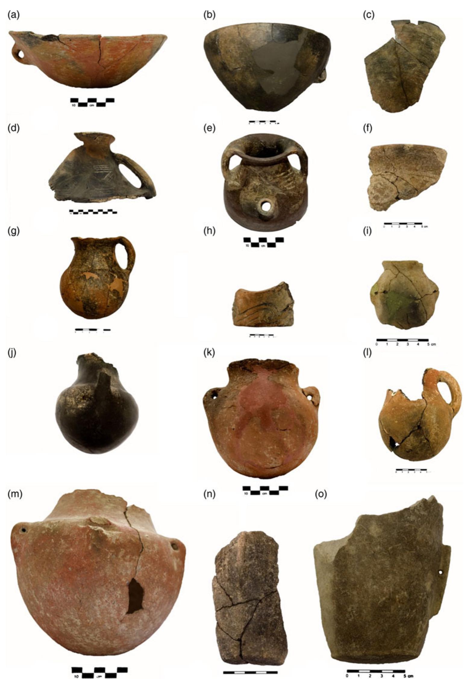 Fig. 5. Representative ceramic and marble vessel types of Phase Tigani IV (cf. Felsch 1988, pls 33:5, 38:1-2, 39:2,4,6, 40:1,557, 43:1-2,6, 44:5, 48:1, 75:500, 79:371). (a)-(b) Bowls with lug handles (for a cf. KT15/13); (c) Bowl with out-turned rim; (d) White-painted amphora (KT15/33, cf. KT15/19); (e) White-painted amphora with side spout (cf. KT15/21); (f) White-painted bowl rim; (g) Globular jug (cf. KT15/18); (h) Pedestal stand/model with incised maeandroid decoration; (i) Miniature kratiriskos; (j) Jug CXT15/29); (k) Two- handled cooking pot; (1) Jug; (m) Kratiriskos (cf. KT15/31); (n) Ceramic beaker; (0) Marble beaker (© photos by O. Kouka and C. Papanikolopoulos). 