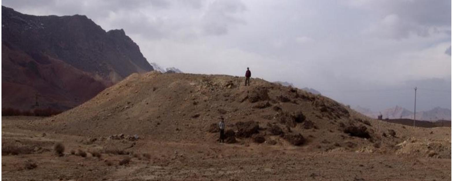 Figure | (above): A map of the dispersal of some sites of the Iron Age in Kashan and Qom plain (Malekzadeh and Naseri 2013: Fig. 1) / Figure 2 (bottom): Aerial photo of Qolam Tape location toward Sialk (Google Earth). 