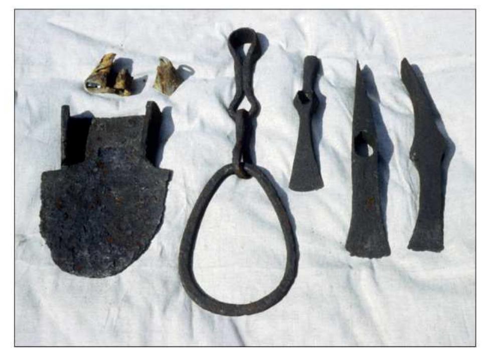 Figure 9. Parts of the hoard of Tokorcs with the two bells (Photo: Savaria Museum, Szombathely) 9. dbra. Részlet a tokorcsi kincs leleteibél a két cseng6vel (Fénykép:  Savaria Muzeum, Szombathely)  Figure 9. Parts of the hoard of Tokorcs with the two bells  they are simply metal depots. Other hoards like those from Strassen in Upper Austria (HEBERT 2001: 137-144, 2005: 120-122), Polhov Gradec, Slovenia (Boz1é 2005: 293-368), Monatshausen, Miihltal and Rieder, Bavaria (GARBSCH 2003: 299-314) only contained bells. However, these bell finds are not carillons, because the author  could not find any reasonable tone sequence (POMBERGER 2016: 165, 169). 