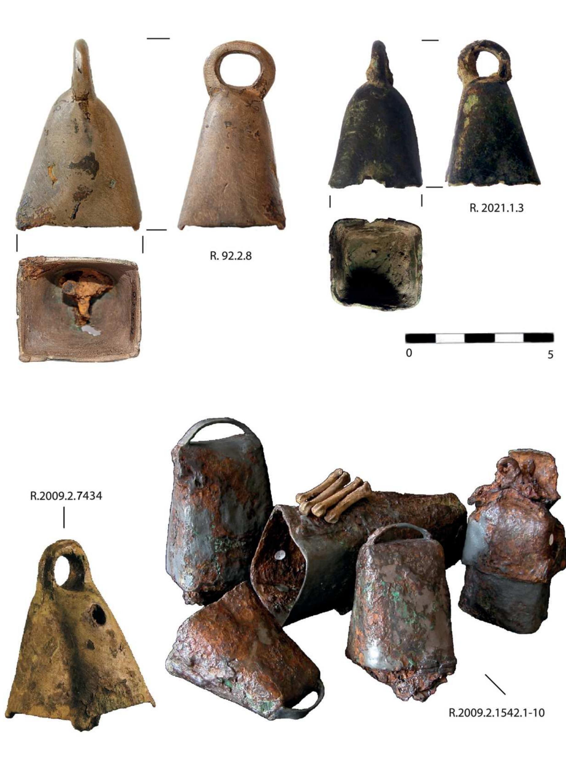 Figure 23. Bells from the hoard of Tokorcs and Gyérvar (Photo: B. Santa, Graphic: B. M. Pomberger). Bell from the North of the Iseum, without scale (SoszrariTs et al. 2013: 125, photo: Péter Vizi). Iron bells from the lseum well, without scale (after SoszTarits et al. 2013: 280, photo: Tamas Tarczy)  23. dbra. Cseng6k. Tokorcs, Gyérvar (Fénykép: Santa B., Rajz: B. M. Pomberger). Cseng6 az Iseumtél Eszakra, méret nélkiil (SoszTariTs et al. 2013: 125, fénykép: Vizi Péter). Vas kolompok az Iseum ktitjabol, méret nélkiil (SoszTarirs et al. 2013: 280, fénykép: Tarczy Tamas) 
