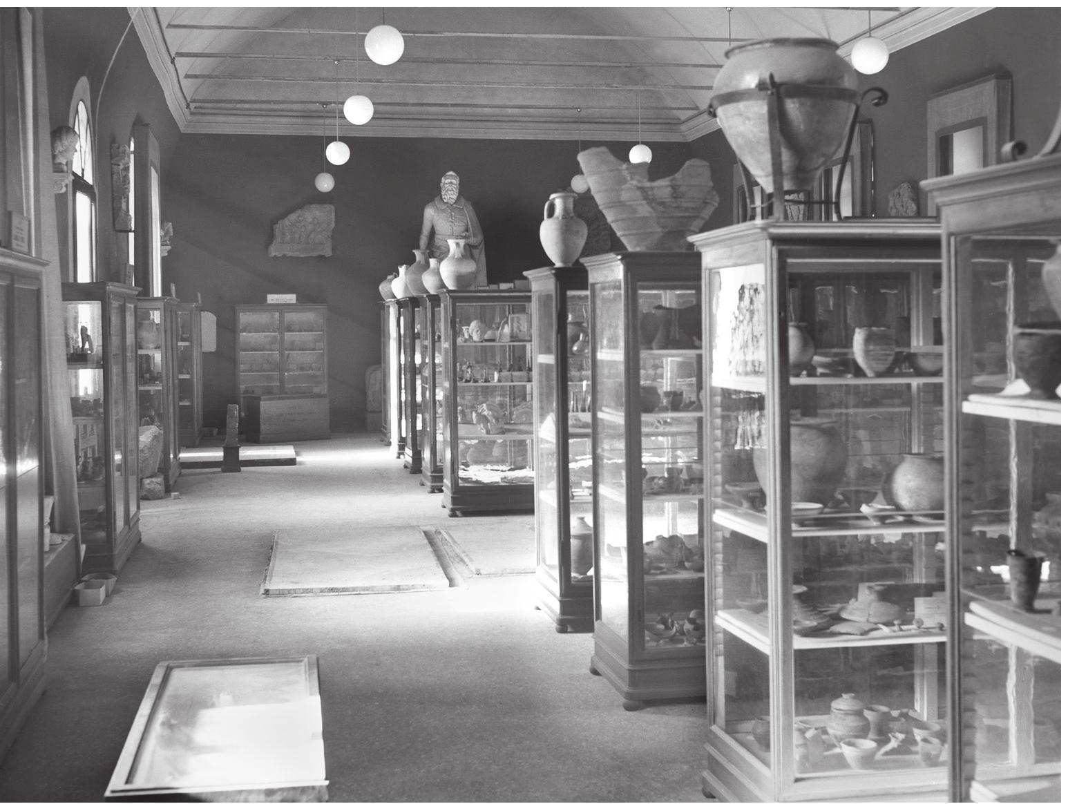 Fig. 4. Padua, Civic Museum, Room of the Archaeological Collection, after the 1920s. Courtesy of the Photographic Cabinet of the Civic Museum of Padua, s.n. 