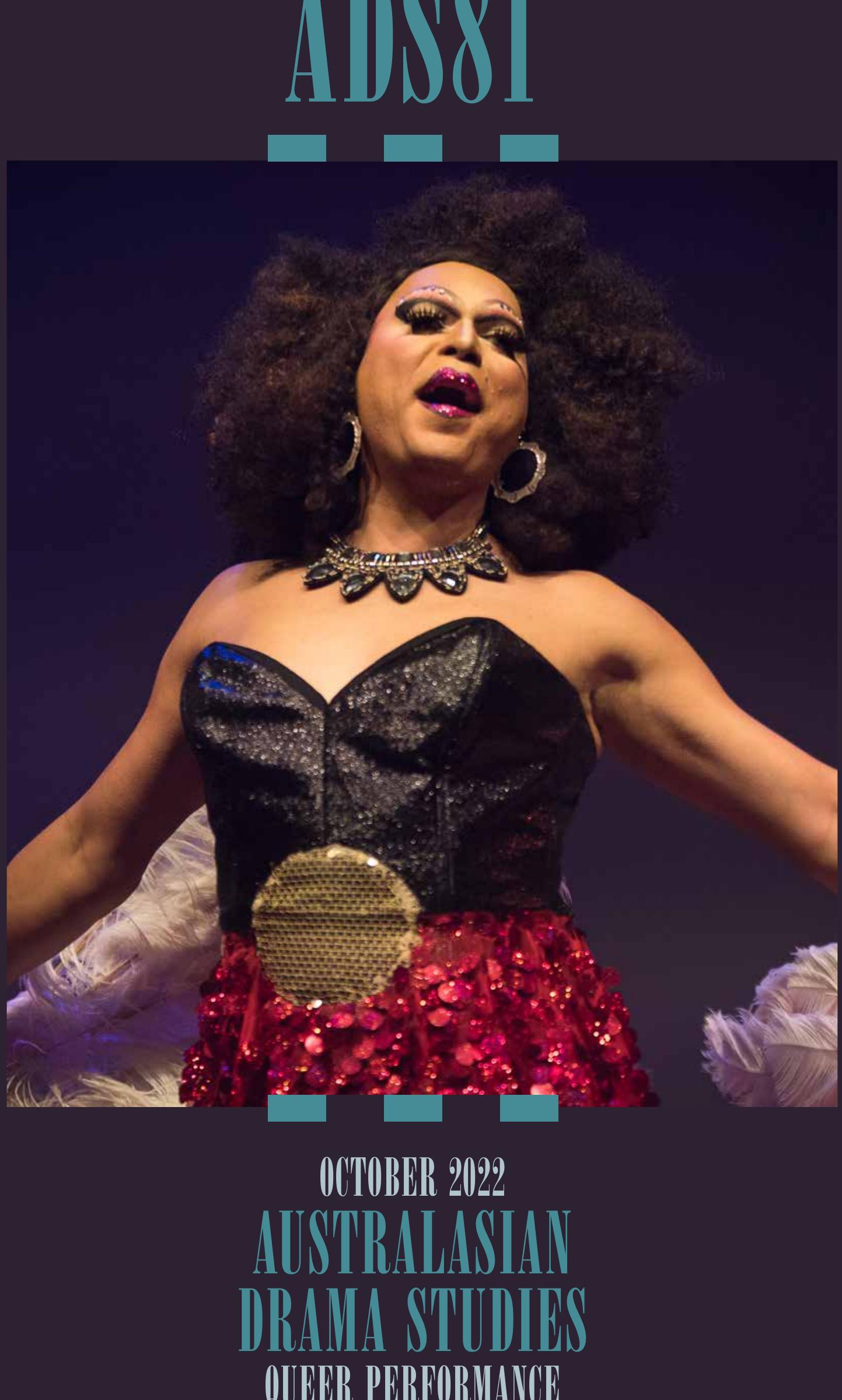 Busty va seksual ayollar Tranny uning katta xoroz soradi