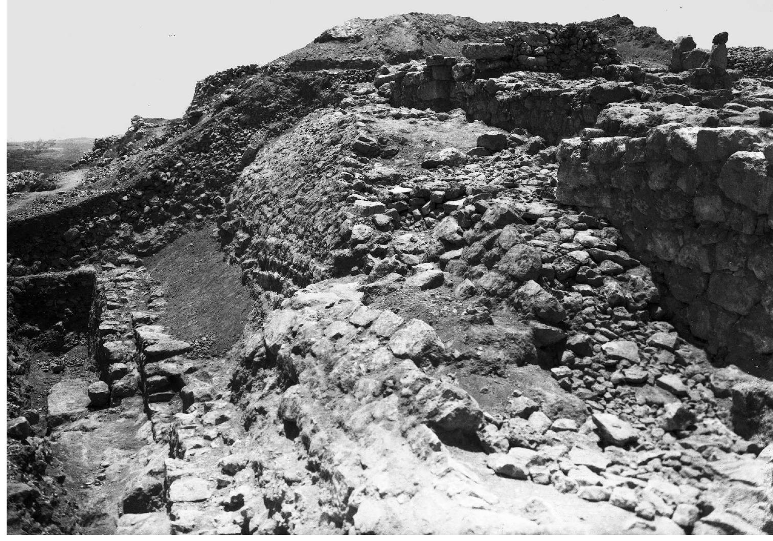 The JA II wall in Zell en-Nasbe. At left, on the slope — a supporting wall, and to its right a rampart containing earth and stones. A sloping retaining wall forms the facade of the rampart. The city wall can be seen on the right; MCCOWN 1947, pl. 69:2. 