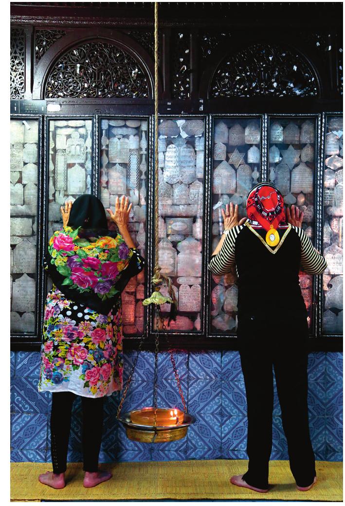 Jewish and Muslim women praying side by side, 2014. Photograph © Manoél Pénicaud.  The polarization that emerges from the legendary corpus more generally pervades the religious practices associated with this sanctuary. It determines a field where opposites can coexist and find forms of conciliation. 