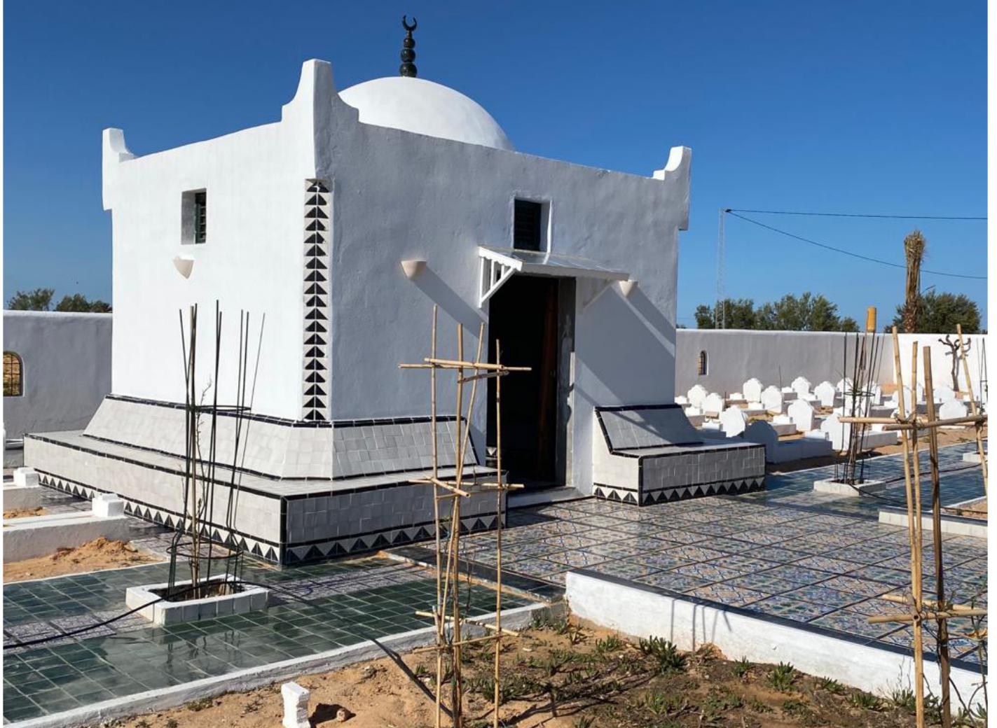 Fig. 5. The multi-faith prayer room, Le Jardin d’Afrique, Zarzis, Tunisia. Photograph © Rachid Koraichi.  of Africa is still waiting for authorization from the city of Zarzis to carry out the DNA analyses on site. In the meantime, these are still carried out at the Gabés hospital, 140 km away, which means that the bodies have to be transported from there to the Garden of Africa. There mortuary cate includes the systematic collection of various types of post-mortem data from the corpse (identifying characteristics such as age, sex and the type of clothing worn by the deceased, material items such as SIM cards and wallets, date and place of shipwreck, witness statements and DNA data). The data is noted on each headstone in the hope that this will enable future identification.” The complex also contains a small residence for the guardian and caretaker, Nour el-Din el-Sowayi, while marble benches and tables invite visitors to take a rest and reflect. When leaving the complex, visitors are, once again, greeted by a 130-year-old olive tree (Fig. 7), a symbol of peace. 