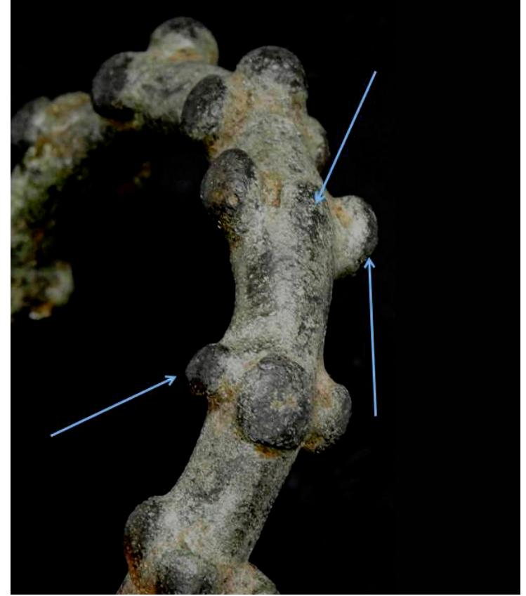 Fig. 7. Veriga cu noduri de la Ardeu, detaliu in care se observa diferent de forme si dimensiuni ale nodurilor (foto I.V. Ferencz 2022).  Fig. 7. Link with knots from Ardeu, detail showing the differences in the shapes and sizes of the knots (photo I.V. Ferencz 2022). 