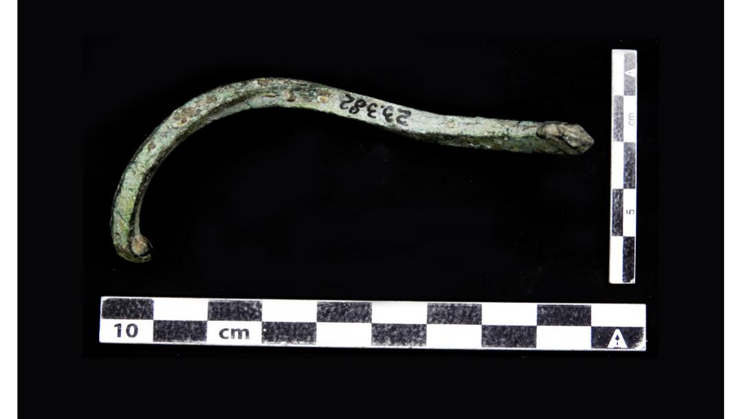 Fig. 9. Bara din bronz cu sectiune patrata, descoperita la Ardet (foto I.V. Ferencz 2022).  Fig. 9. Bronze bar with square section, discovered at Ardeu (photo I.V. Ferencz 2022).  In relation to knotted links, we must specify that they are present in large numbers in the discoveries dated to the Dacian kingdom era. For a long time they were considered to be “Celtic bracelets”, and for this reason they were registered as “bracelets” in the inventory register of the museum in Deva. loan Glodariu (Glodariu 1984) and later Aurel Rustoiu (Rustoiu 1996, 106-107) demonstrated that such objects were used for various purposes. They date back to Dacia during the entire period in which the Dacian Kingdom developed (Rustoiu 1996, 107). In the absence of a clearer context, the specimens discovered in Ardeu can be dated to the entire period in which the fortress functioned, i.e. in the 1% century BC and up to the wars with the Roman: at the beginning of the 2™ century AD (Ferencz 2014, 125). 