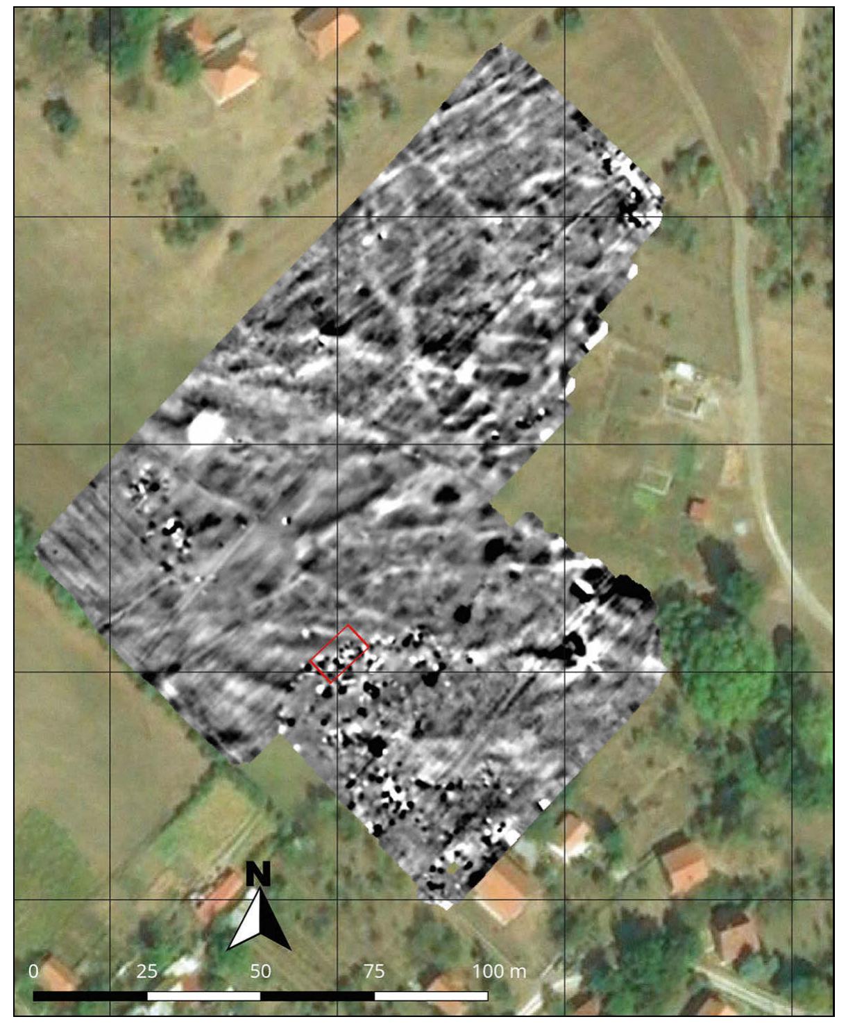 Aleksandar KAPURAN, Mario GAVRANOVIC, Igor JOVANOVIC Bronze Age Burials within the Morava, NiSava and Timok Basins (45-72  on several urns, the pottery of group E is characterised by triangular extensions on the rim, as is the case with a bowl that covered one of the pear-shaped urns (Fig. 1/33). A similar “S” profiled vessel of an inverted bell shape, with a horizontal and vertical knee-shaped handle was also attributed to group E (Fig. 1/21).% It should be mentioned that except for the triangular ex- tensions on the rim, only decorations comprised of pitted finger impressions are present among finds from Trnjane (Fig. 11).  fr..4 .£ (..... 2 a, i, |   should be mentioned that except for the triangular ex- 