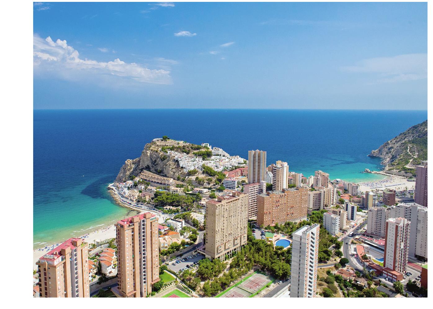 Fig. 5 - Castellum of Tossal de la Cala at the top of the coastal hill (Benidorm, Alicante) o the right, the construction that would have served as a jetty for Roman ship: 