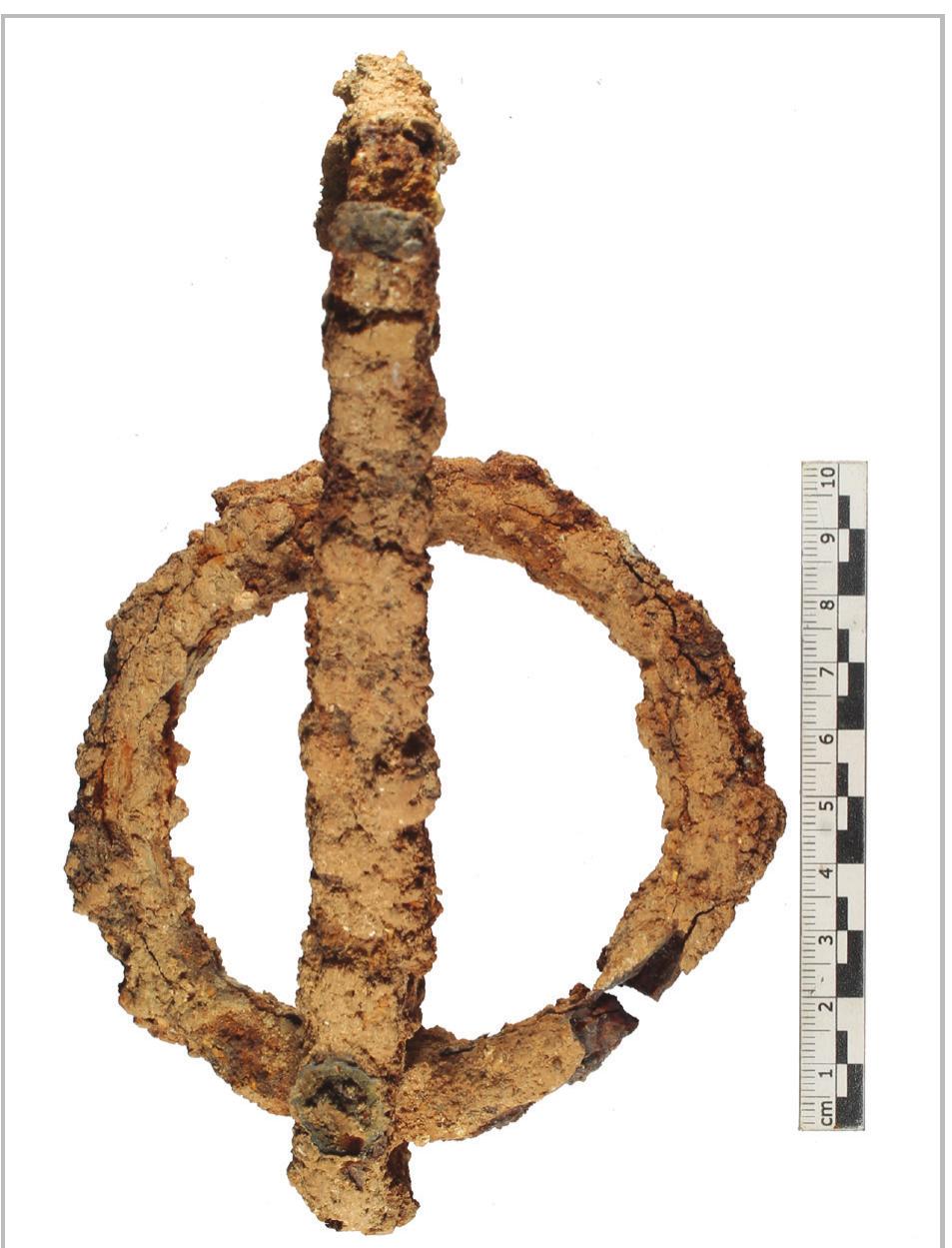 Fig. 12- Iron handle (Grave No. 6).  assemblage stretches between the late first century BC and second century AD, although this pattern cannot be firmly established given the small size of the sample. In terms of gender distribution, two wooden coffins belong to females whereas most of these coffins seem to be dedicated to the young adult age group (tab. 3 and 4). The distribution of grave goods per coffin type reveals that the most significant number of burial goods are recorded in graves with wooden coffins. This brings into question the correlation between the use of coffins and the social status of the deceased. Does the presence of such containers stand as an indicator of the social status of the deceased? While such a question cannot be answered at present, isotope analysis conducted on a large sample for the purpose of identifying the food diet of the deceased might provide solutions in this regard (Killgrove and Tykot 2013). Two terracotta coffins were recorded in this excavation of which one (grave No. 9) could be assigned to the second century according to the associated burial goods. This remark seems consisten with De Jong according to whom terracotta coffins are  